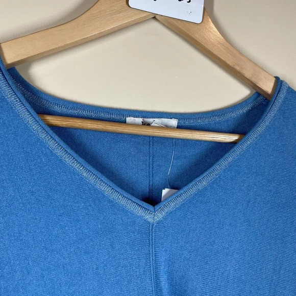 Isela NWT Blue V Neck Sweater Long Sleeve Super Soft Metallic Thread Size S - Picture 7 of 7